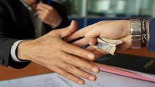 متلبسا بتلقي رشوة | كمين أمني يُطيح بنائب رئيس جماعة أزغنغان