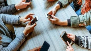 تقرير | 42% من الشباب المغاربة تراجع تحصيلهم الدراسي بسبب الإدمان على الأنترنت